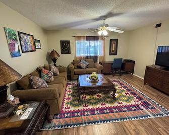 Cozy 2 Story with Hot-Tub! - Converse - Living room