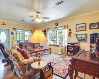 5 Mi to Beach & Pier: Bay St Louis Home on Canal - Bay Saint Louis - Living room
