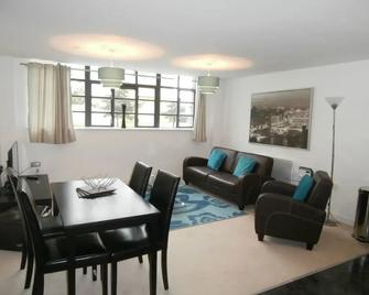 Flexi-lets Wallis Square - Farnborough - Eetruimte