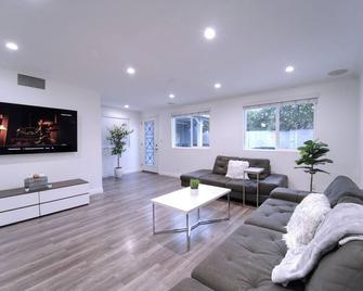 Modern La Home - King Bed, Outdoor Living, Firepit - Los Angeles - Living room
