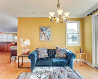 Steps to Shore: Spacious Atlantic City Retreat! - Atlantic City - Living room