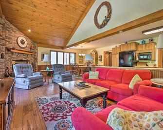 Corey Lake Home, 7 Mi to Swiss Valley Ski Resort! - Three Rivers - Obývací pokoj