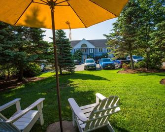 Strawberry Hill Seaside Inn - Rockport - Patio