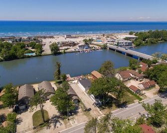 Riverfront Cottages - Wasaga Beach - Outdoors view