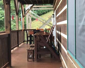 A three beds apartment, outside of Boone overlooking the New River. - Boone - Balcony