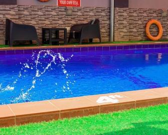 Crest Hotel - Jos - Pool