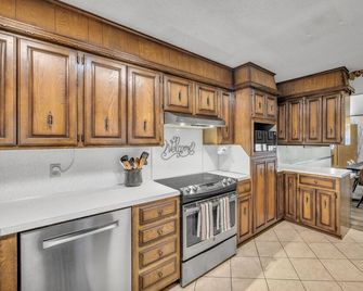 4br Retreat W/ King Bed, Hot Tub & Prime Location - Owasso - Küche