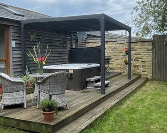 Meagill Cottage Sleeps 4 with Hot Tub & Parking - Otley - Patio