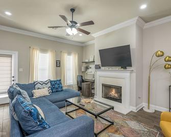 Boho Retreat! Home away from Home! Tv in Each Room - Shreveport - Living room
