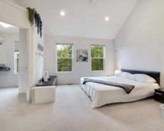 Sunny Townhome/4Br/2.5Bath - Ellicott City - Bedroom