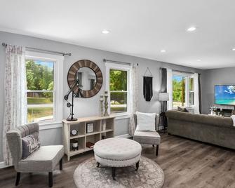 Cozy and Comfortable-King Bed-1mile to Dtwn Woodstock - Woodstock - Huiskamer