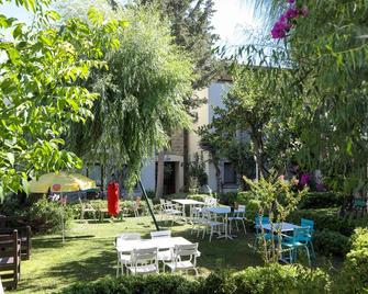 Bella Garden Hotel - Golturkbuku - Patio