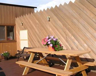 White Moose Lodge - Healy - Patio