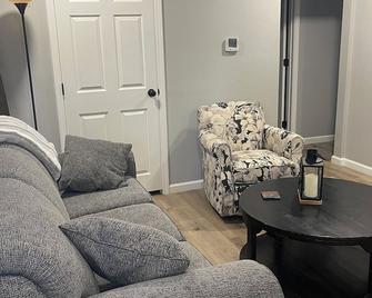 'The Hideaway 2' Charming 2-bedroom house in delightful Farmington with WiFi, AC - Farmington
