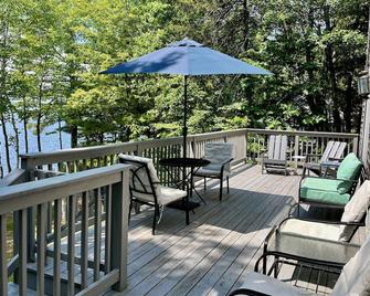 Lake-side Living At Its Best On Toddy Pond - Orland - Balcón