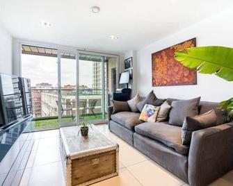 1 bedroom penthouse flat in East London - London - Living room