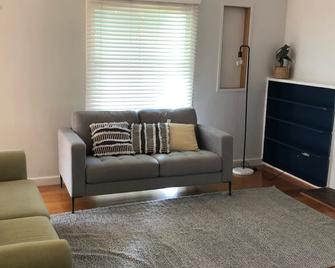 Perfect family business getaway walking distance to shops, cafes and restuarants - Mildura - Wohnzimmer