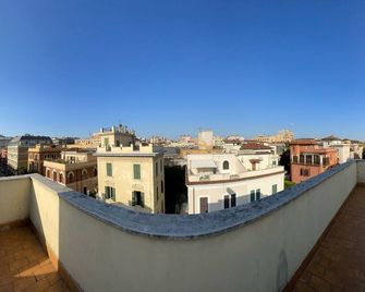 Villa Luzzatti Hostel - Roma - Balcón