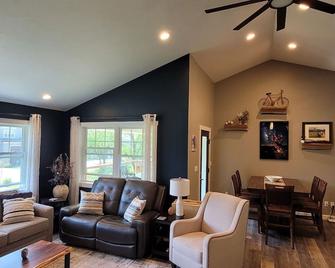 Summit Woods Hideaway! Walking Distance To Road America. Elkhart Lake, Wi 53020 - Plymouth - Wohnzimmer