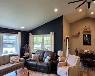 Summit Woods Hideaway! Walking Distance To Road America. Elkhart Lake, Wi 53020 - Plymouth - Obývací pokoj