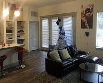 Great Cozy Pad ! Located central of dallas! - Addison - Living room
