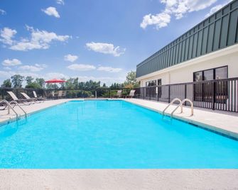 Days Inn by Wyndham Metter - Metter - Piscine