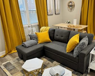 New Construction. Cozy 1-Bedroom Guesthouse With Ac, Wifi In Welcoming Lagrange. - La Grange - Wohnzimmer