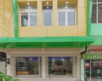 RedDoorz Plus Near Rs Rk Charitas 2 Palembang - Palembang - Gebouw
