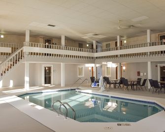 Quality Inn Mauston I-90 - Mauston - Piscina