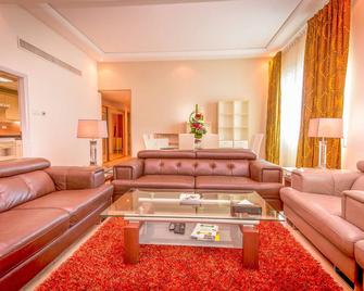 Elite Seef Residence And Hotel - Manama - Living room