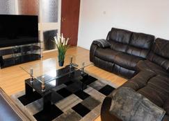 2 bed Apt on Quiet Cul-de-Sac, Fab Location - Paisley - Living room