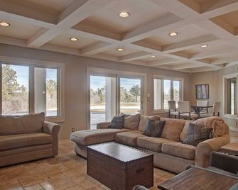 Colorado Estate, INDOOR pool, perfect for family reunion, no weddings! - Monument - Living room