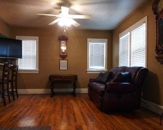 The Owls Den. Entire Main Level Home All To Yourself. - Lamar - Huiskamer