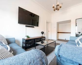 Riverside Rest - Ollerton - Living room