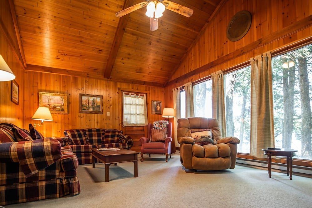 Lakefront wooden 'Heritage House Cottage' in Lake Mokoma
