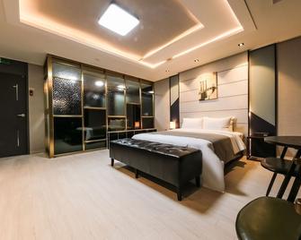 Seosan Hotel Zaza - Seosan - Bedroom
