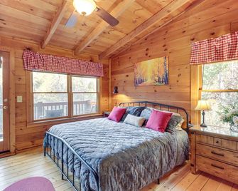 Waterfront Cabin w/ Beautiful River View & Hot Tub - Ellijay - Habitación