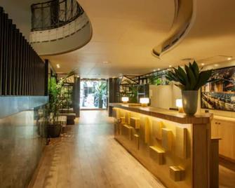 Chic & Basic Velvet - Barcelona - Front desk