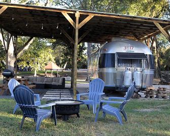 Riverside Retreat in Restored Airstream - Bastrop - Binnenhof