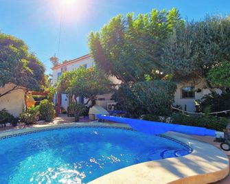 Spacious Farmhouse Enjoying Mature Gardens, Heated Private Pool & Stunning Views - Alfauir - Bazén
