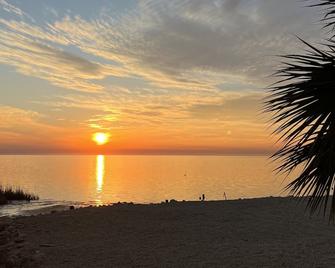 Dekle Beach Darling - Beautiful Sunsets and Great Fishing - Perry - Playa