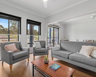 Tasman Holiday Parks - Moama on the Murray - Moama - Living room