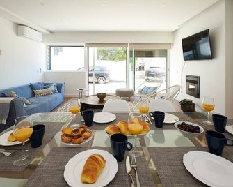 On the Beach - Cascais - Matsal