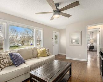 Unique Renovated 2 bedroom home - Mission - Living room