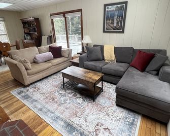 Amazing Location! 4BR, 2BA chalet 5 min from Sugarbush. On golf course! - Warren - Salon