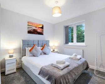2 Bedroom Penthouse with parking High Wycombe By 360Stays - High Wycombe - Bedroom