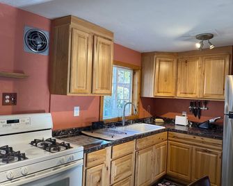 Adorable 2-bedroom cottage in wonderful Helena for a quiet and relaxing stay. - Helena - Küche