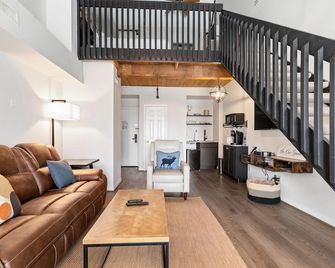 Mountain Inn Lodge 71 with Wintergreen Advantage - Wintergreen - Living room