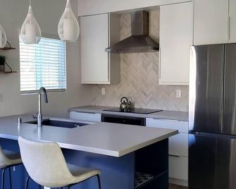 New, modern and private Guest House - San Diego - Kitchen