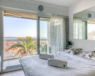 Immogroom - Sea View - Swimming Pool - Terrace- Clim - كان - غرفة نوم